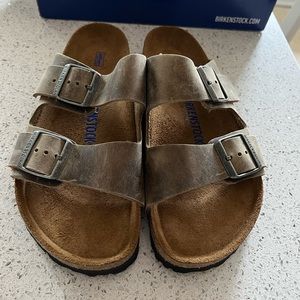 BRAND NEW NEVER WORN Birkenstock Arizona Soft Footbed color Faded Khaki Leather